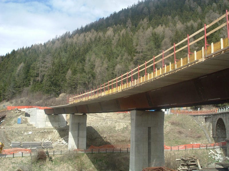 Viadotto realizzato con lastre prefabbricate autoportanti